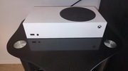 Sprzedam Xbox Series S + stacja ładująca do pada – stan idealny