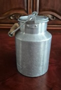 Zabytkowa kanka na mleko z deklem, aluminiowa, PRL, 