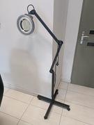 Lampa z lupą kosmetyczną