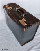 Neseser skórzany z zamkami na szyfr