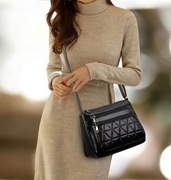 Elegancka skórzana torebka czarna pikowana listonoszka z paskiem 