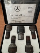Złodziejki. Zestaw śrub zabezpieczających przed kradzieżą Mercedes-Benz.