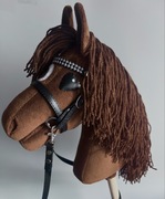 NOWY Hobby Horse A4 z ogłowiem i wodzami brązowy