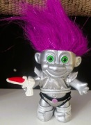 Troll Russ  Kosmita Srebrny Ufo Figurka Zabawka