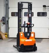 Elektryczny wózek paletowy podnośnikowy z masztem TOYOTA SWE140 475cm