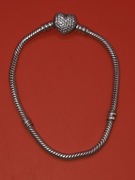 Bransoletka Pandora Moments z zapieciem  Sparkling Heart