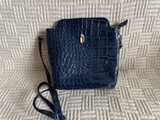 Granatowa torebka listonoszka ze skóry tłoczonej