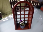 Mała gablotka stara witrynka wisząca.