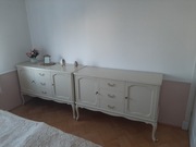 Komody drewniane białe stylizowane.