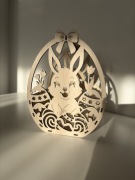 Dekoracyjny drewniany koszyczek wielkanocny z motywem zajączka