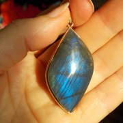 wisiorek 56x23 ciemno niebieski labradoryt w paski