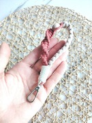 Bawełniany ręcznie pleciony brelok do kluczy ecru ceglany makrama breloczek