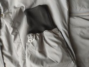 Bluza i spodnie kolor szaro-grafitowy.