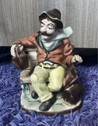 Figurka porcelanowa mężczyzna siedzący na ławce