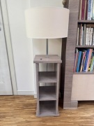 Lampa do salonu z półkami