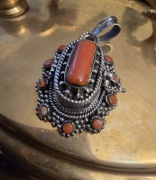 Duży wisior sekretnik antyk, srebro, koral