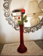 Czerwony wazon szklany smukly cienka szyja 