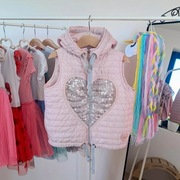 Kamizelka 110 116 Kids by Voga Italia z kapturem cekiny serce a bezrękawnik