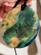 Naszyjnik Boho rękodzieło jak mini obraz z żywicy zieleń złoto