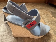 Tekstylne sandały damskie na koturnie Calvin Klein 39,5