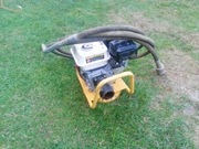 Spalinowy wibrator to betonu