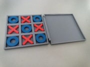 Przenośna gra w kółko i krzyżyk (3 warianty kolorowe)