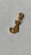 Złota zawieszka kot z zapięciem, charms do personalizacji biżuterii 