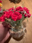 Kwiatowe kompozycje z bibuły na drewnie rękodzieło