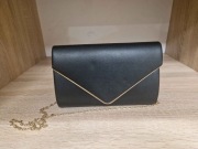 Torebka kopertówka na złotym łańcuszku