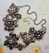 Kwiaty kwiatki pszczoły owady złoty Naszyjnik kryształki vintage glamour