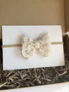 Opaska bezuciskowa kokardka koronkowa beżowa sesja chrzest roczek urodziny