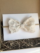 Opaska bezuciskowa kokardka koronkowa beżowa sesja chrzest roczek urodziny