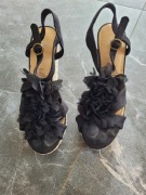 Sandały na koturnie 