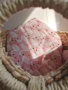 Bawełniana różowa kołdra 0+ z nadrukiem łabędzi