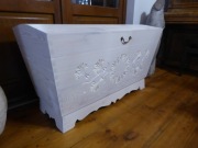 Skrzynia posagowa, drewniana, ręcznie rzeźbiona