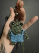 Zielona żabka w ubranku breloczek 