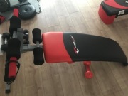 Ławka do ćwiczeń  brzucha z liną gumową i hantlami