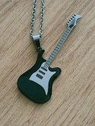 Naszyjnik gitara elektryczna czarno-srebrna wisiorek z  łańcuszkiem 
