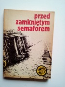 Przed zamkniętym semaforem seria Żółty tygrys popularny w PRL tygrysek