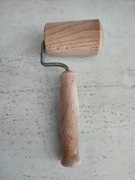 Mały obrotowy wałek do ciasta wykonany z naturalnego drewna