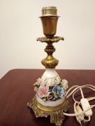 Lampa mosiężno -porcelanowa antyk ręcznie formowane kwiaty 