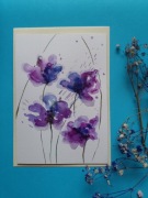 Kartka ręcznie malowana z fioletowymi  kwiatami 