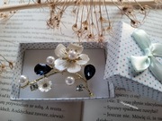 Broszka kwitnąca gałązka biel i granat