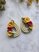 Kolczyki łezki z kwiatowym motywem w kolorze piaskowym z gliny polimerowej 