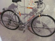 Rower miejski PEUGEOT na cienkich oponkach.