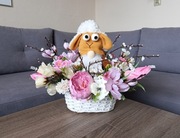 Stroik wielkanocny ze skrzatem w koszyku. Dekoracja na Wielkanoc 