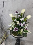 Elegancka wiosenna kompozycja na srebrnej tacy