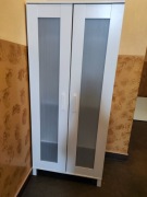 Biała szafa z półkami 