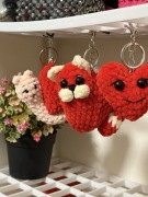 Breloki walentynkowe zrobione z pluszowej włóczki