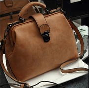 Damska torebka kuferek